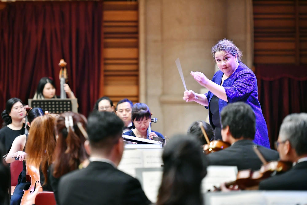 Cuộc gặp gỡ giao hưởng Việt - Pháp: Đêm thăng hoa của nữ nhạc trưởng Zahia Ziouani
