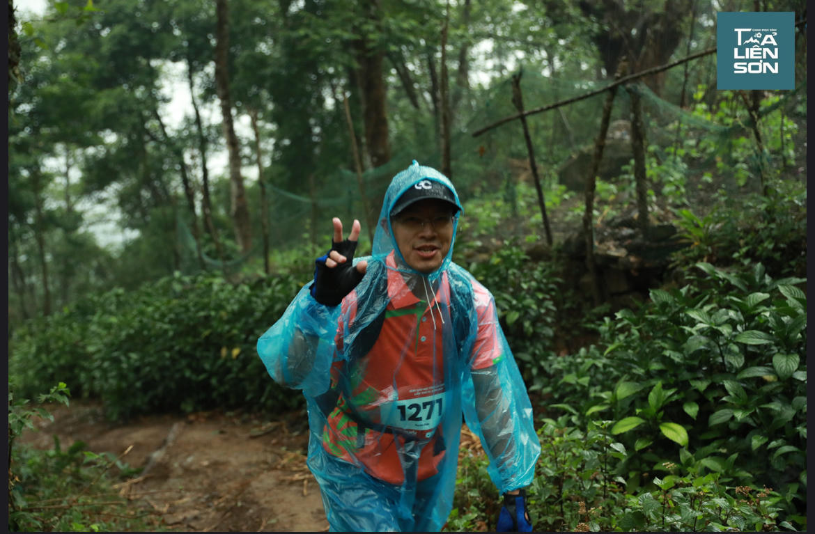 Các vận động viên xuất phát từ bản Sin Suối Hồ hướng lên đỉnh Tả Liên Sơn. 