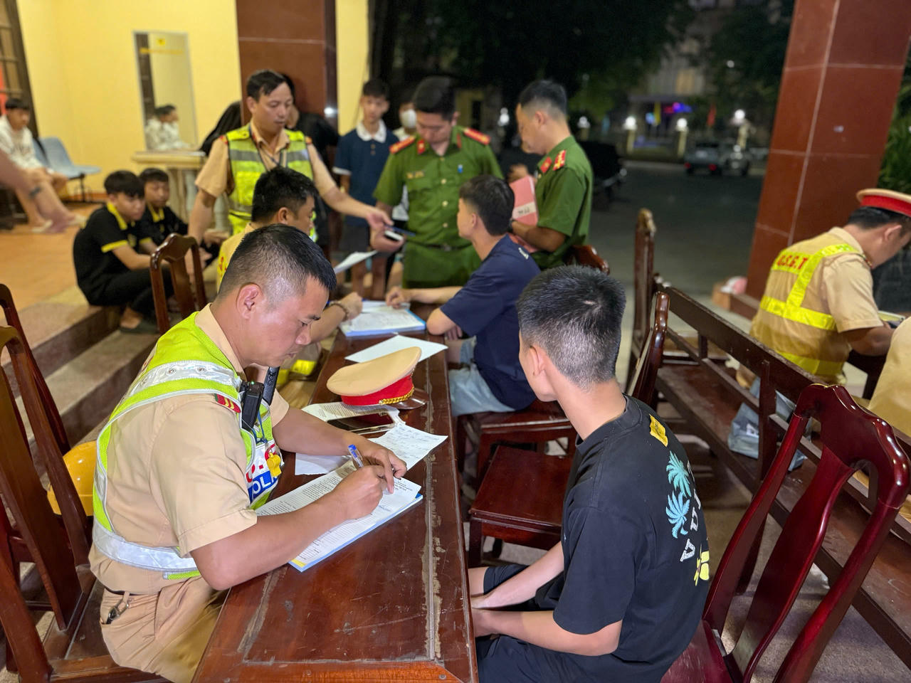 Công an làm việc với nhóm thanh thiếu niên.