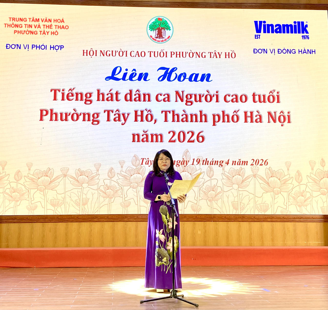 Bà Trần Thị Thu Hường -&nbsp;Ủy viên Ban Chấp hành Hội Người cao tuổi Thành phố Hà Nội, Chủ tịch Hội Người cao tuổi phường Tây Hồ phát biểu khai mạc buổi Liên hoan. (Ảnh: PV)