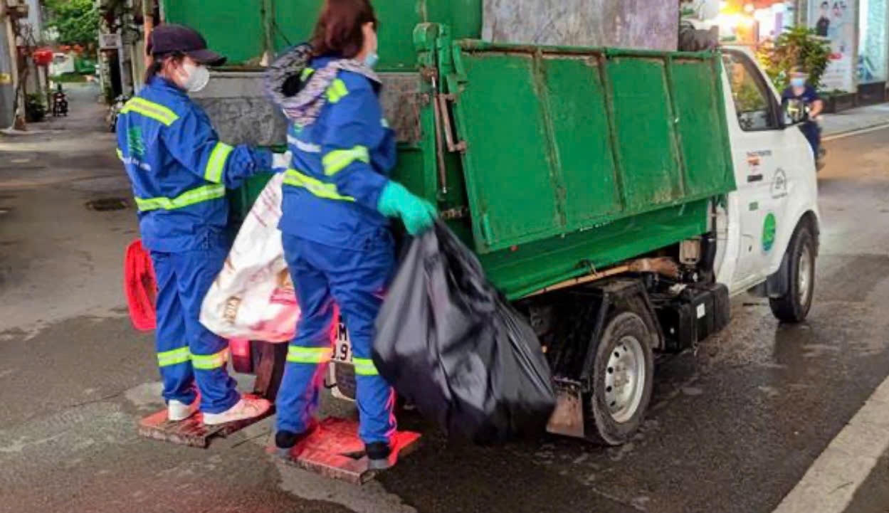 Công tác vệ sinh môi trường được triển khai đồng bộ, cải thiện cảnh quan khu vực đường ven Hồ Tây