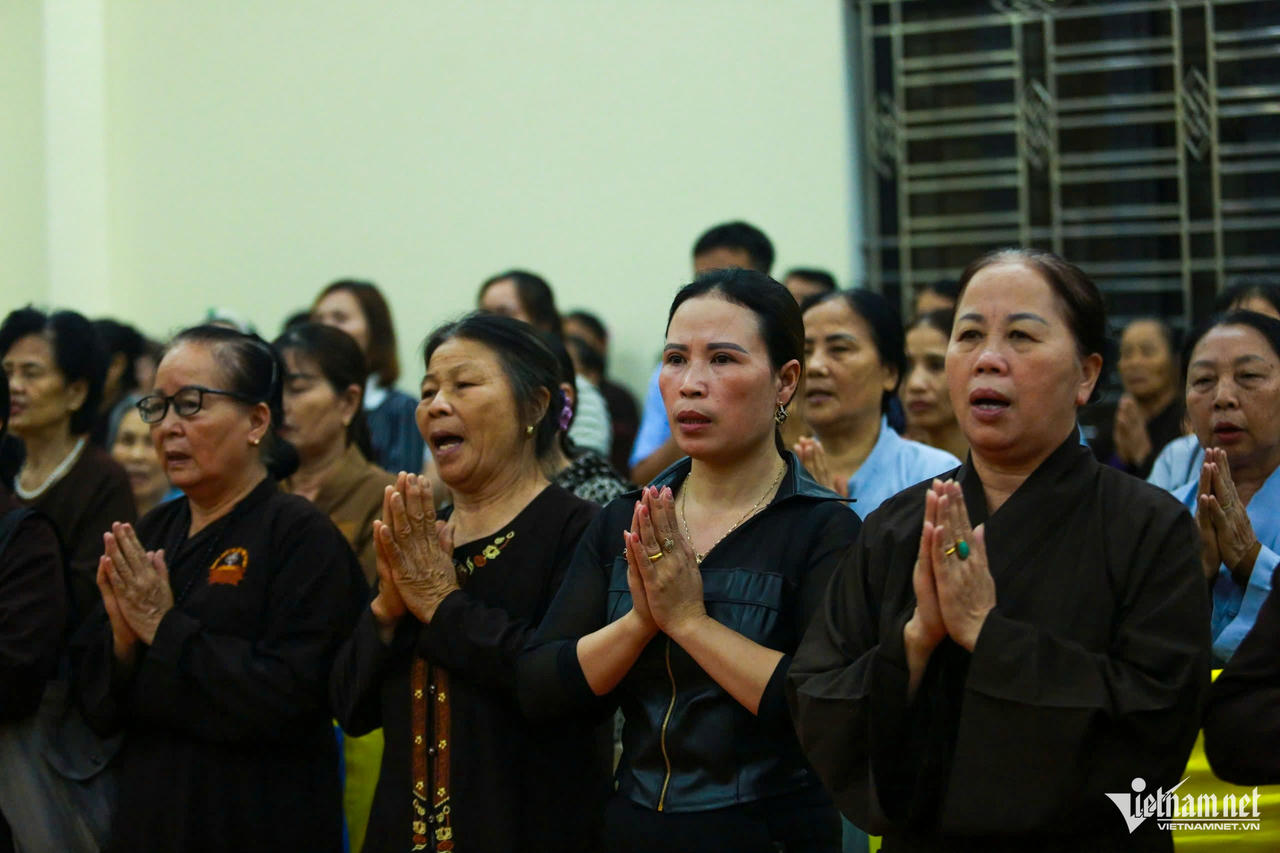Đông đảo Phật tử và nhân dân địa phương đến dâng hương tiễn biệt bậc cao tăng.