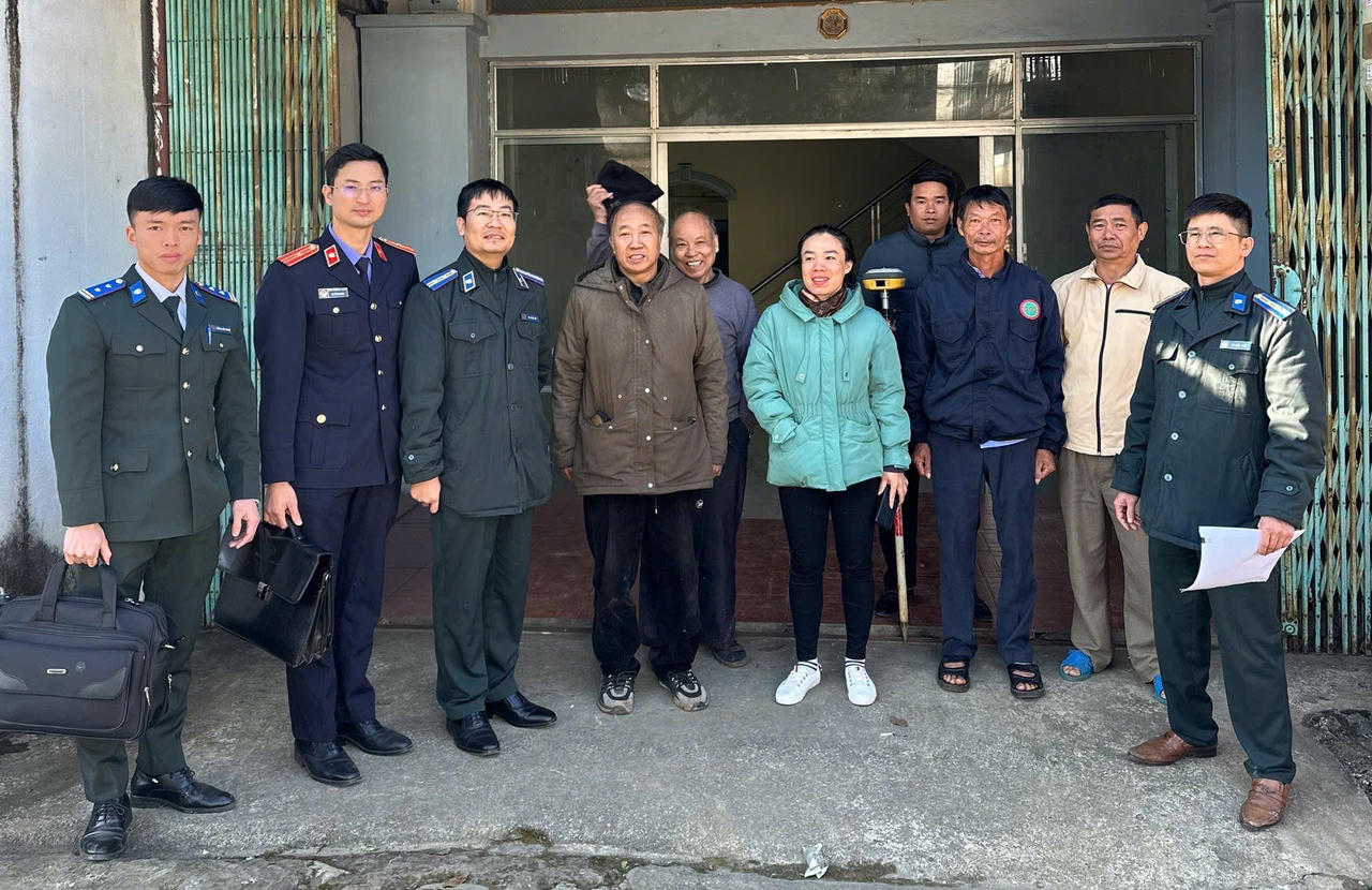 Những Chấp hành viên Thi hành án dân sự Lai Châu tại cơ sở.