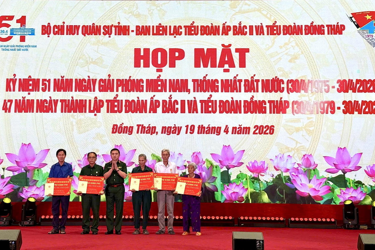 Tổng cục Chính trị Quân đội Nhân dân Việt Nam trao 5 căn nhà đồng đội, nhà tình nghĩa cho cựu chiến binh và gia đình khó khăn.