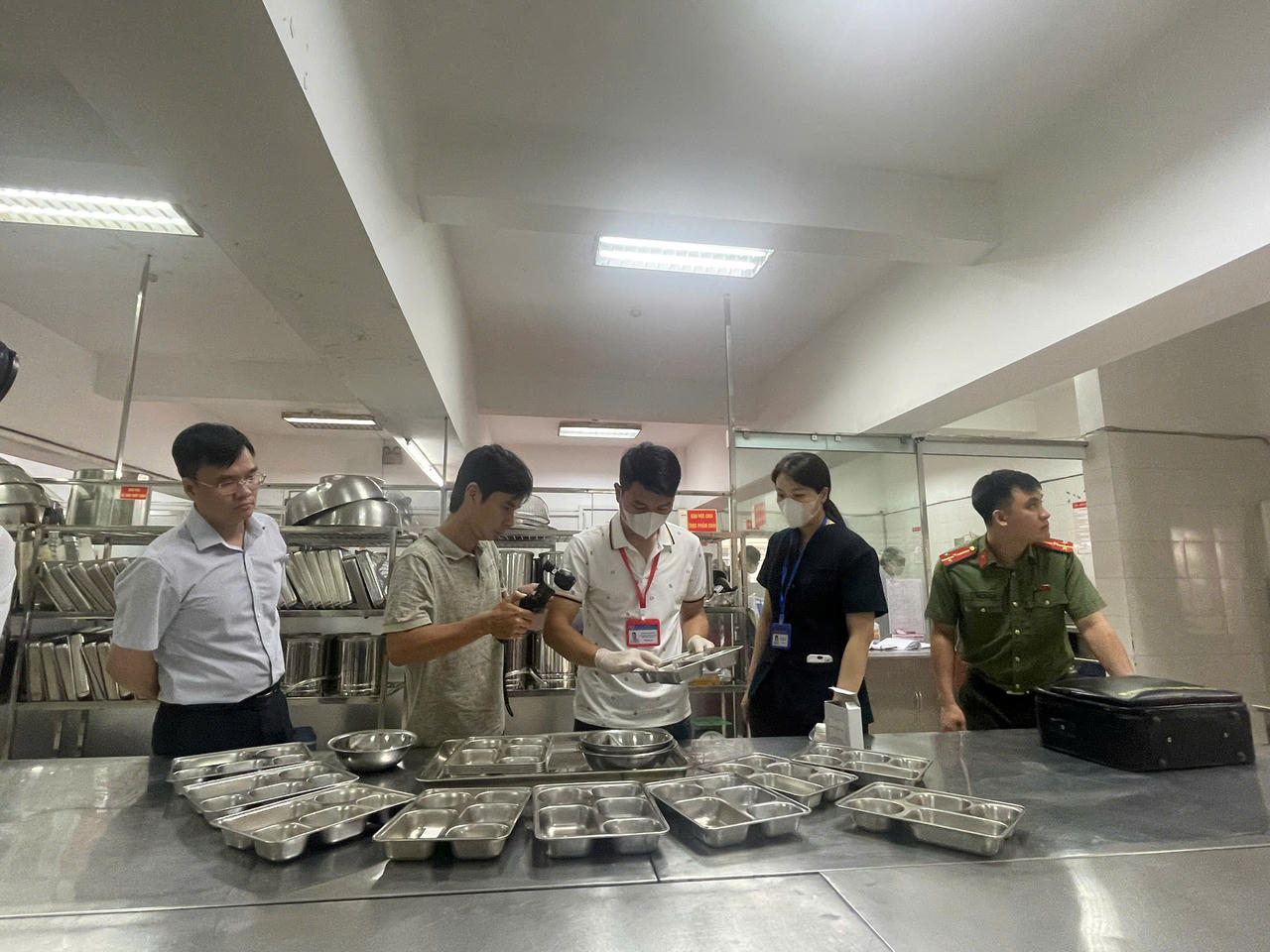 Siết chặt an toàn thực phẩm học đường: Đột xuất kiểm tra bếp ăn Trường THCS Nghĩa Tân từ rạng sáng 