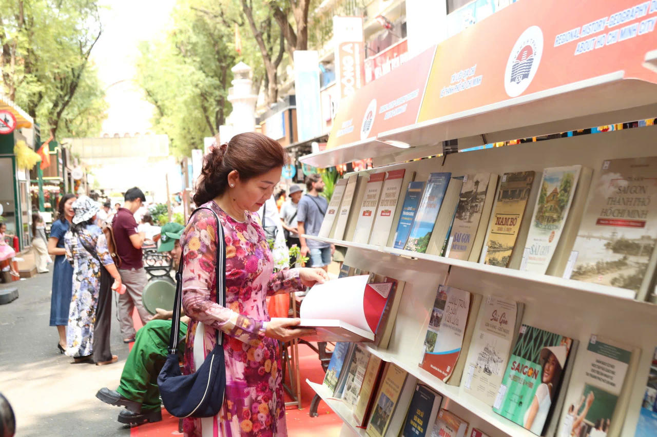 Người dân tham quan và đọc sách tại Đường sách TP. HCM. (Ảnh: Lê Giang)