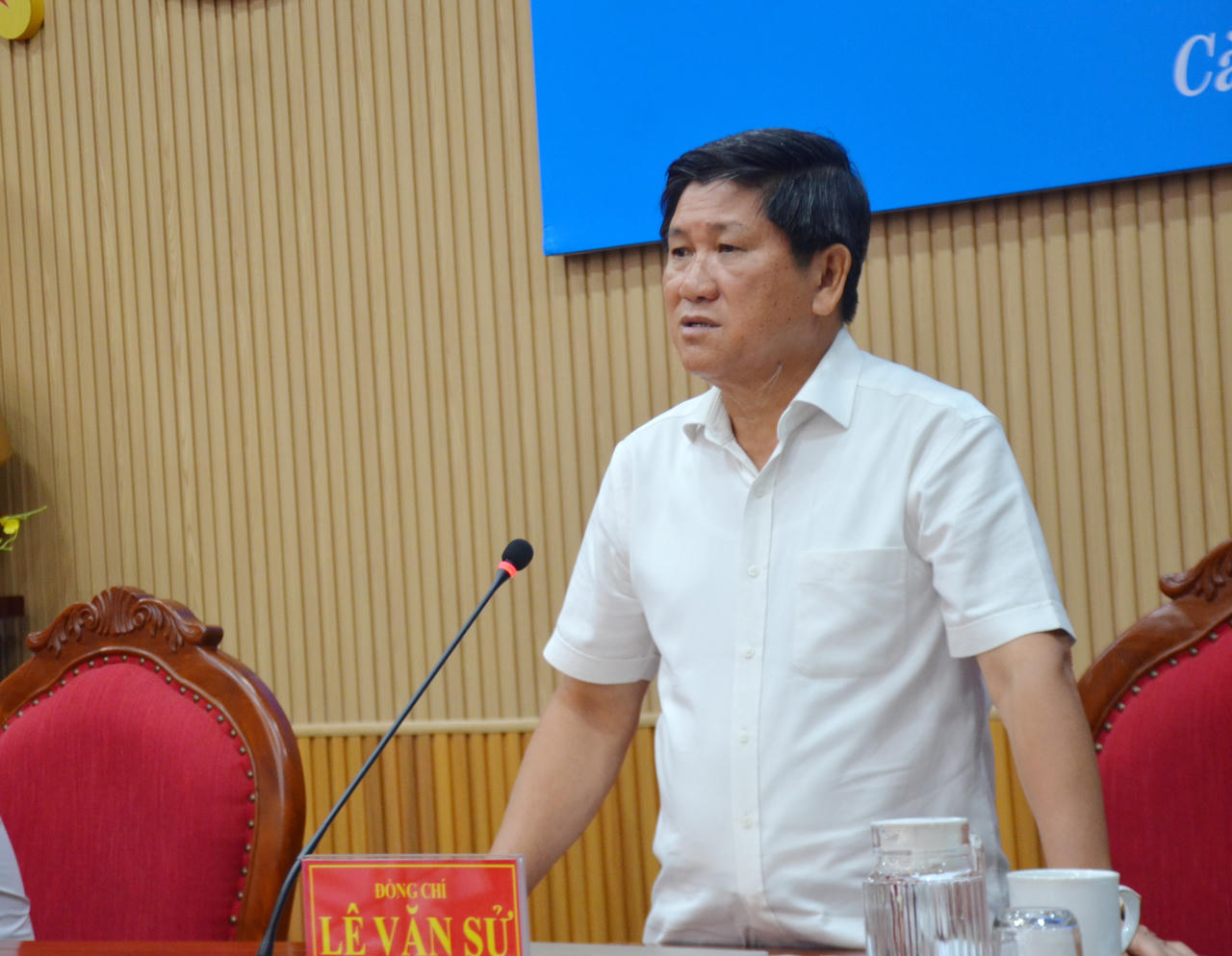 Ông Lê Văn Sử trao đổi, phát biểu tại cuộc họp báo.