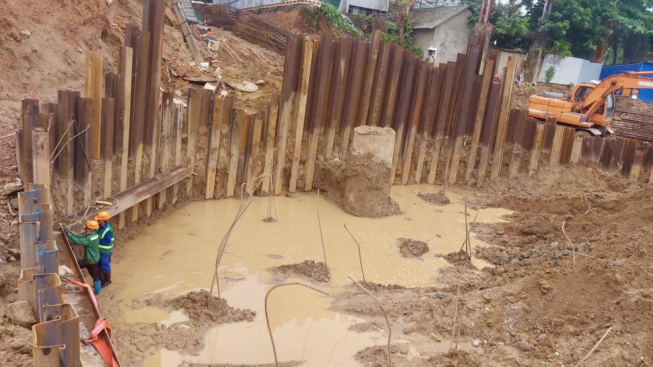 Trên công trường, các nhà thầu đang duy trì khí thế thi công khẩn trương, đặc biệt là tại các gói thầu xây lắp cầu Gia Bảy. (Ảnh: Lê Hanh)