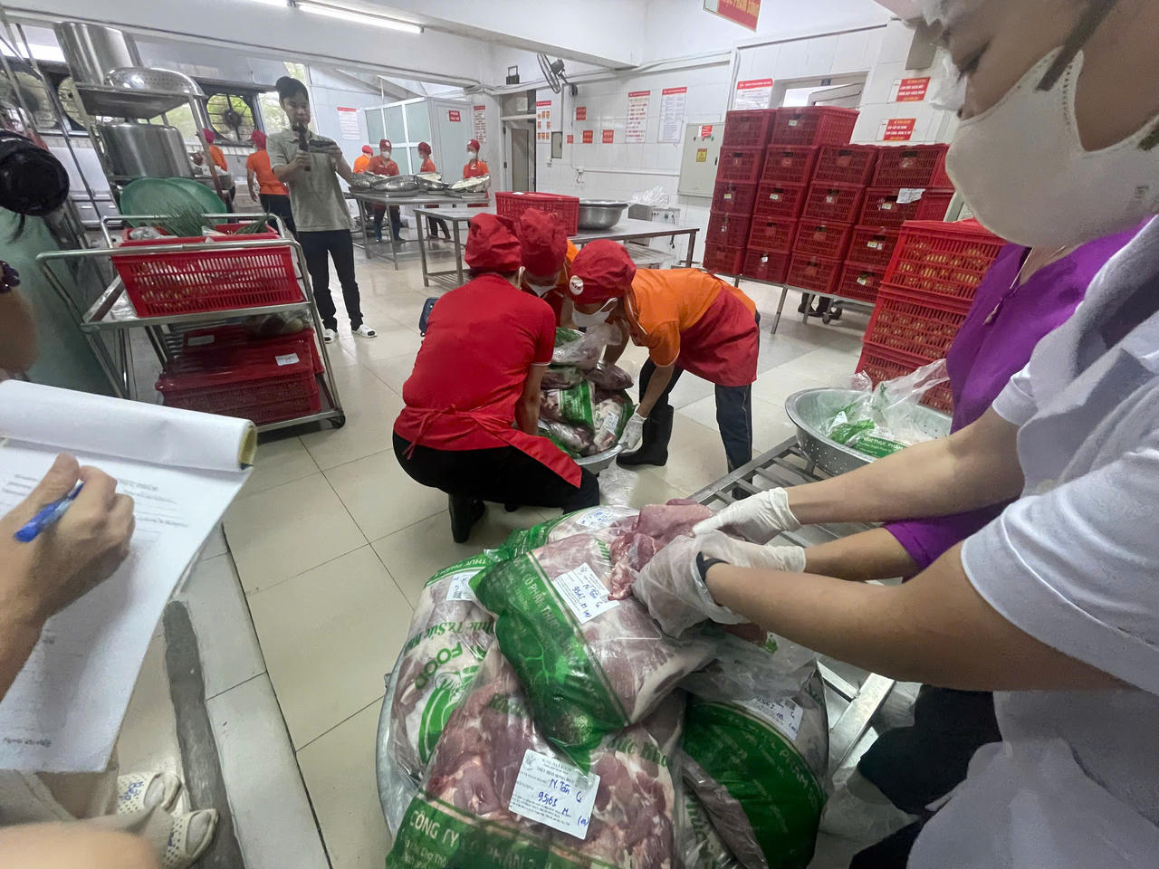 Kiểm tra thực tế nguyên liệu thực phẩm tươi sống tại khu sơ chế nhằm đánh giá chất lượng, điều kiện bảo quản và nguồn gốc đầu vào.