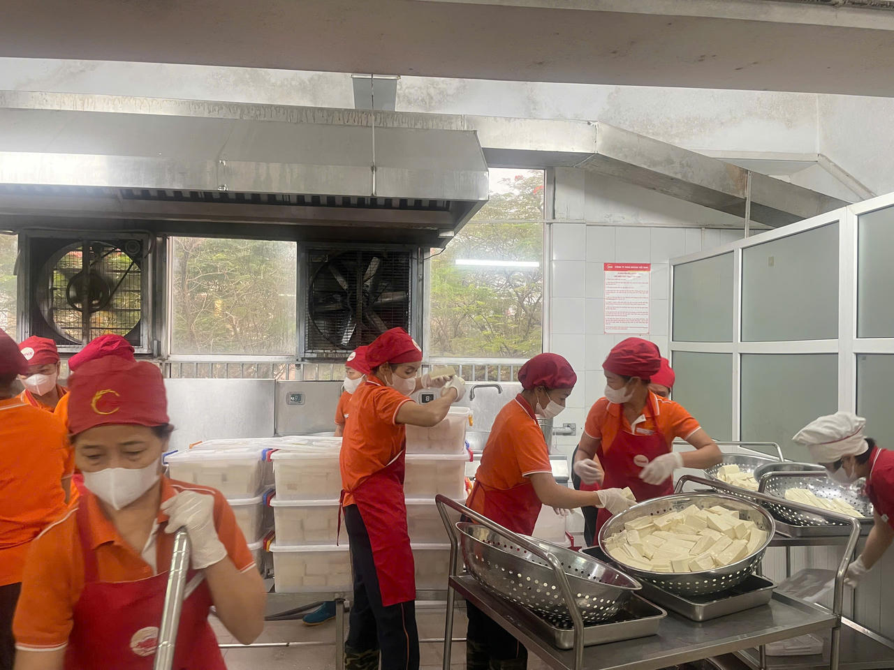 Hoạt động sơ chế thực phẩm tại khu bếp được giám sát trực tiếp trong đợt kiểm tra đột xuất sáng 20/4.