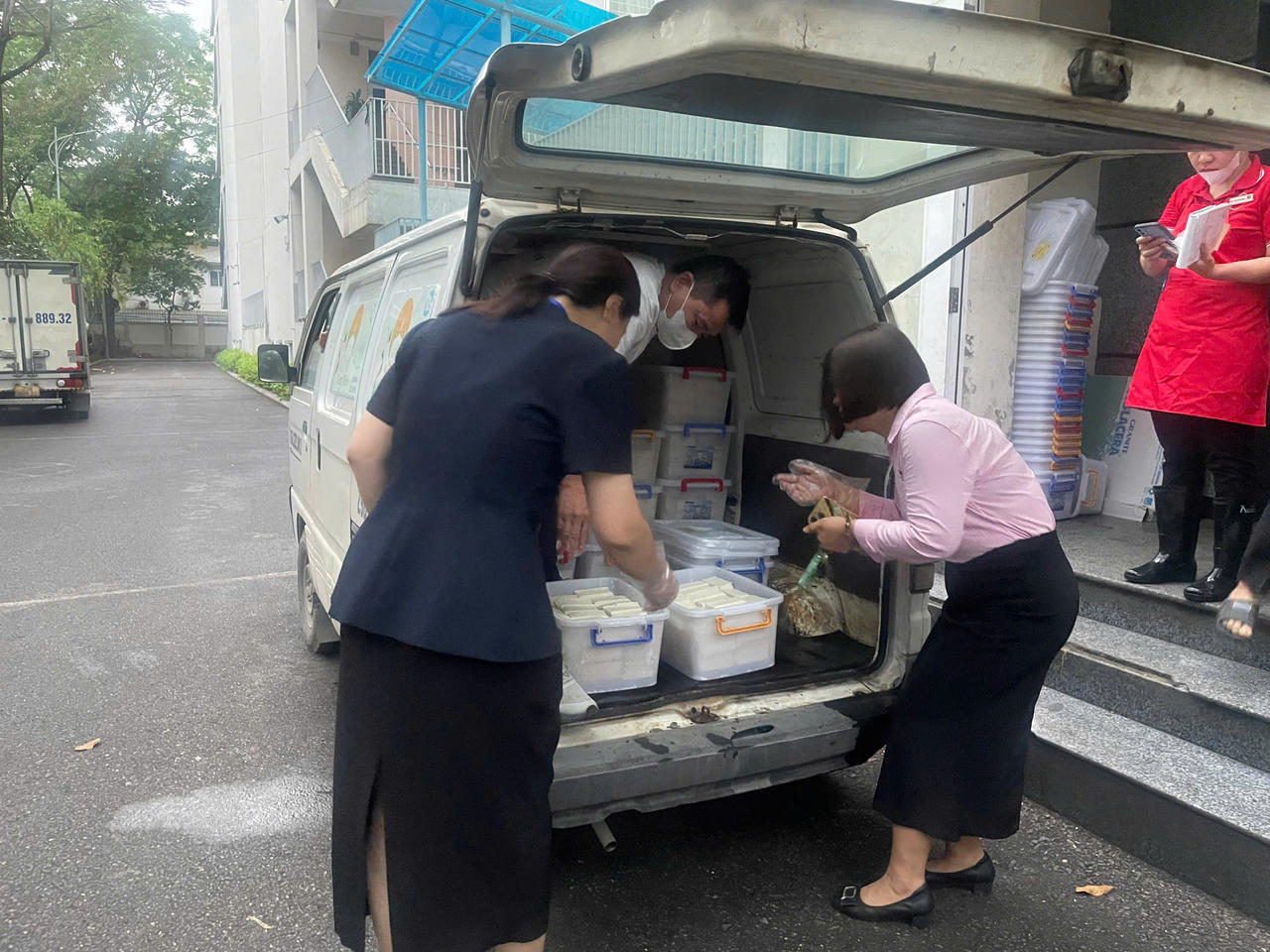 Đoàn kiểm tra an toàn thực phẩm của phường Nghĩa Đô kiểm tra việc giao nhận thực phẩm đầu vào tại Trường THCS Nghĩa Tân từ sáng sớm.