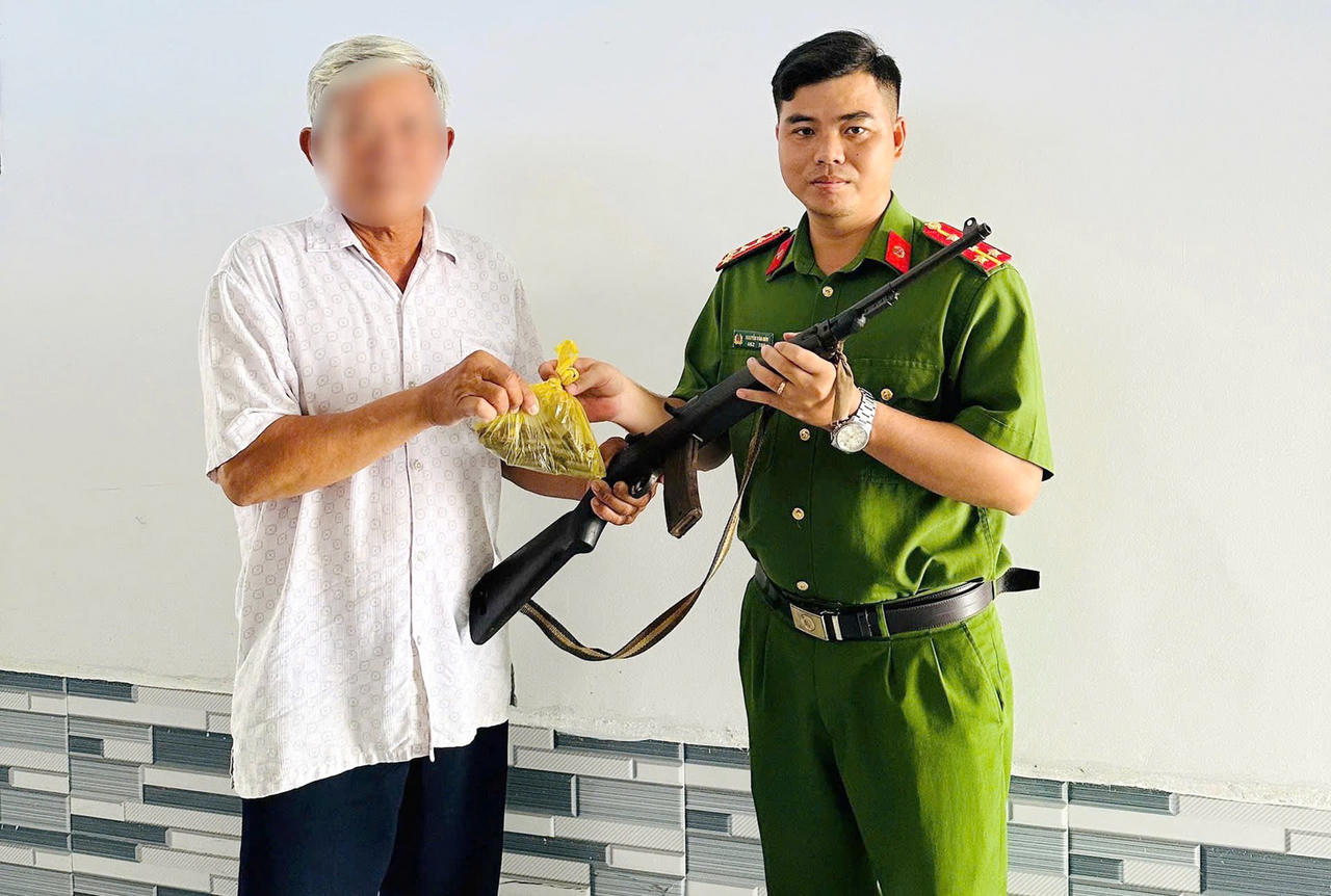 Công an xã Thanh Tùng tiếp nhận 01 khẩu súng Carbin và 44 viên đạn do người dân giao nộp.