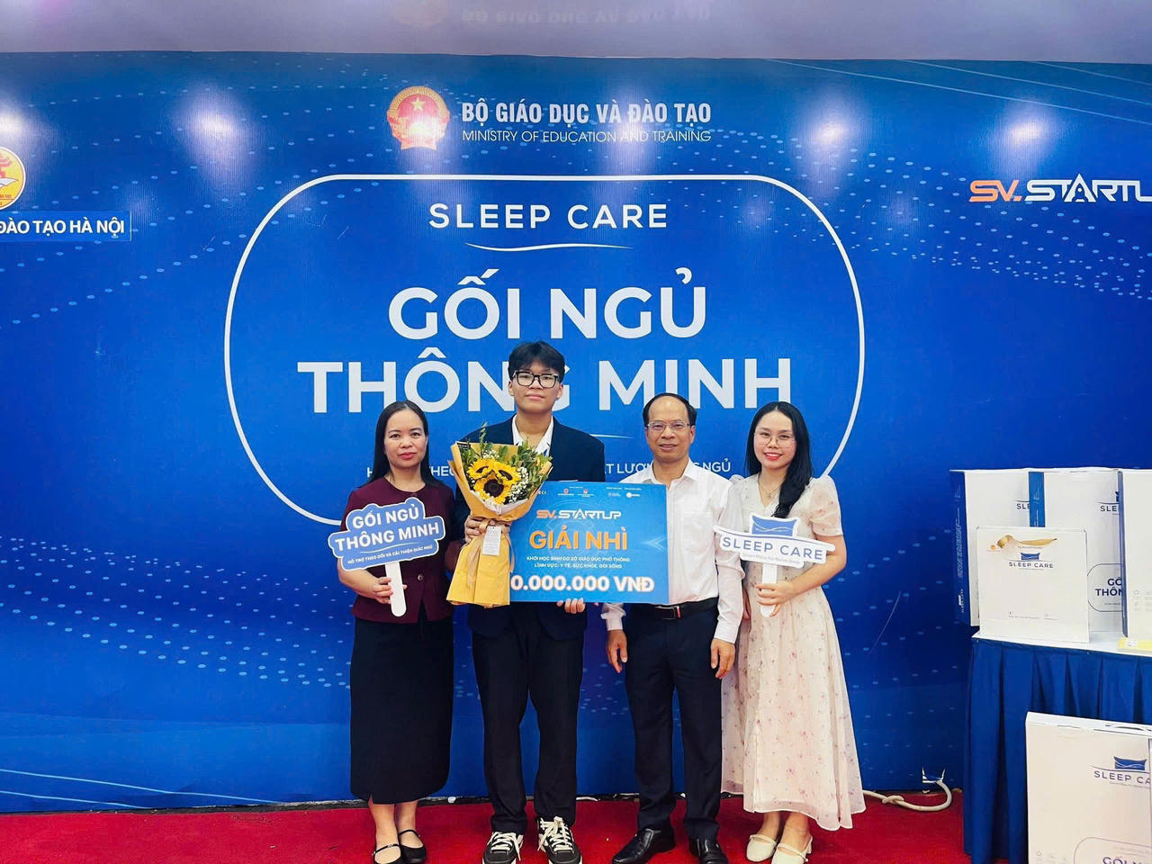 Học sinh Hà Nội dùng gối thông minh AI giải quyết bài toán mất ngủ, giành giải Nhì cuộc thi Khởi nghiệp quốc gia