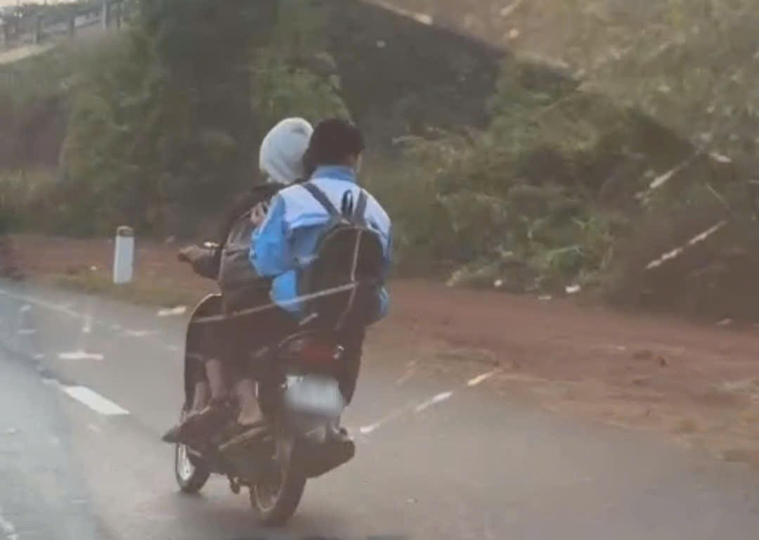 Học sinh lái xe lạng lách, đánh võng trên đường bộ được cắt từ video clip đăng tải trên mạng xã hội.