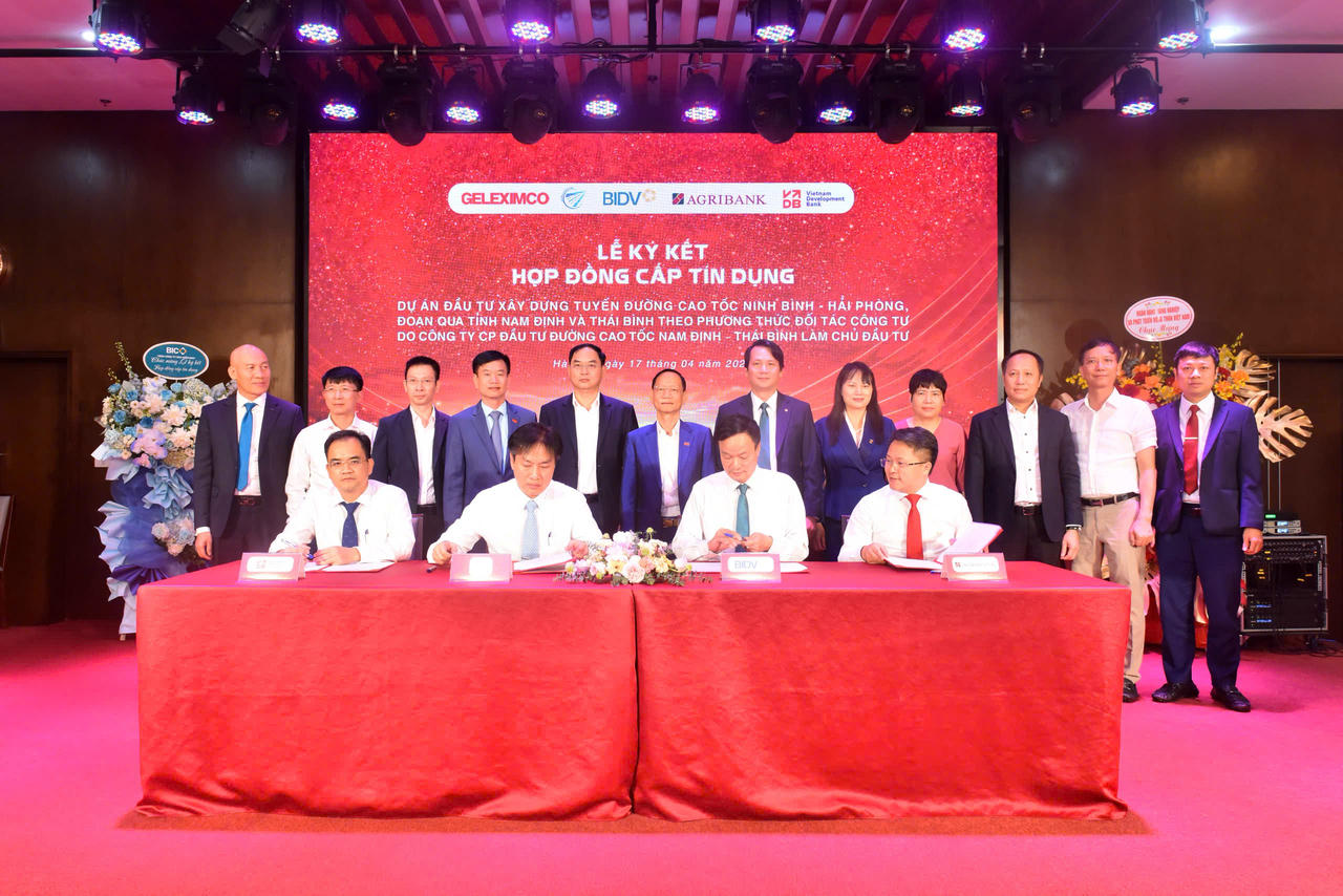 Toàn cảnh Lễ ký kết hợp đồng cấp tín dụng Dự án cao tốc Ninh Bình – Hải Phòng với sự tham gia của Agribank và các đối tác diễn ra ngày 17/4/2026 tại Hà Nội.