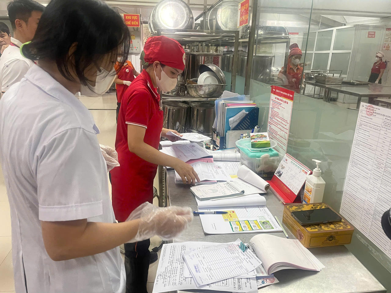 Siết chặt an toàn thực phẩm học đường: Đột xuất kiểm tra bếp ăn Trường THCS Nghĩa Tân từ rạng sáng 