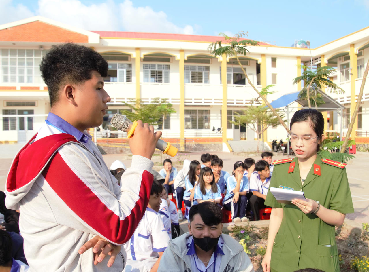 Học sinh Trường THPT Ngọc Hiển tham gia giao lưu, hỏi – đáp kiến thức pháp luật về chủ đề “Trường học không bạo lực học đường”.