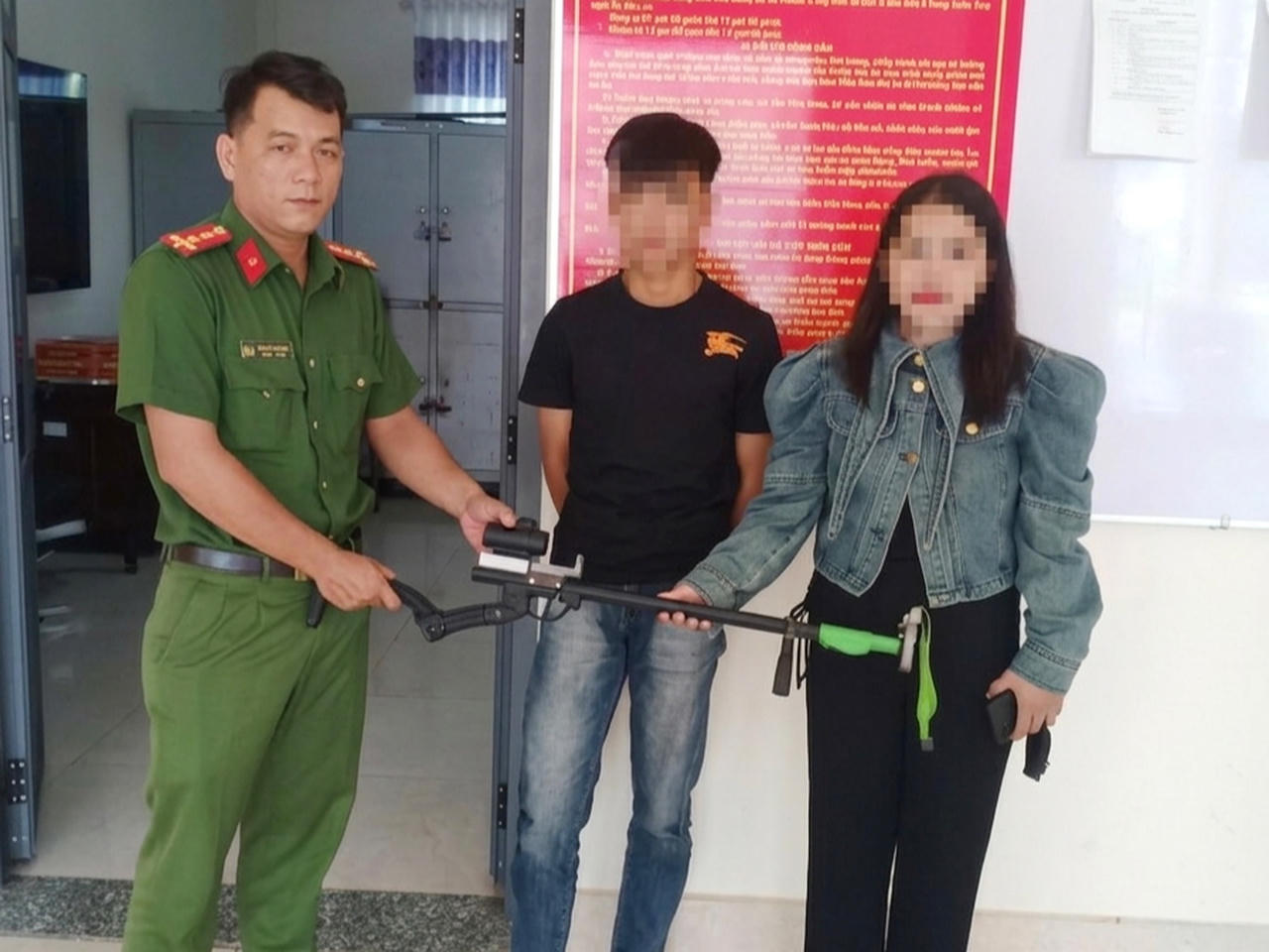 Công an xã Phước Long tiếp nhận khẩu súng bắn bi sắt do người dân tự nguyện giao nộp.