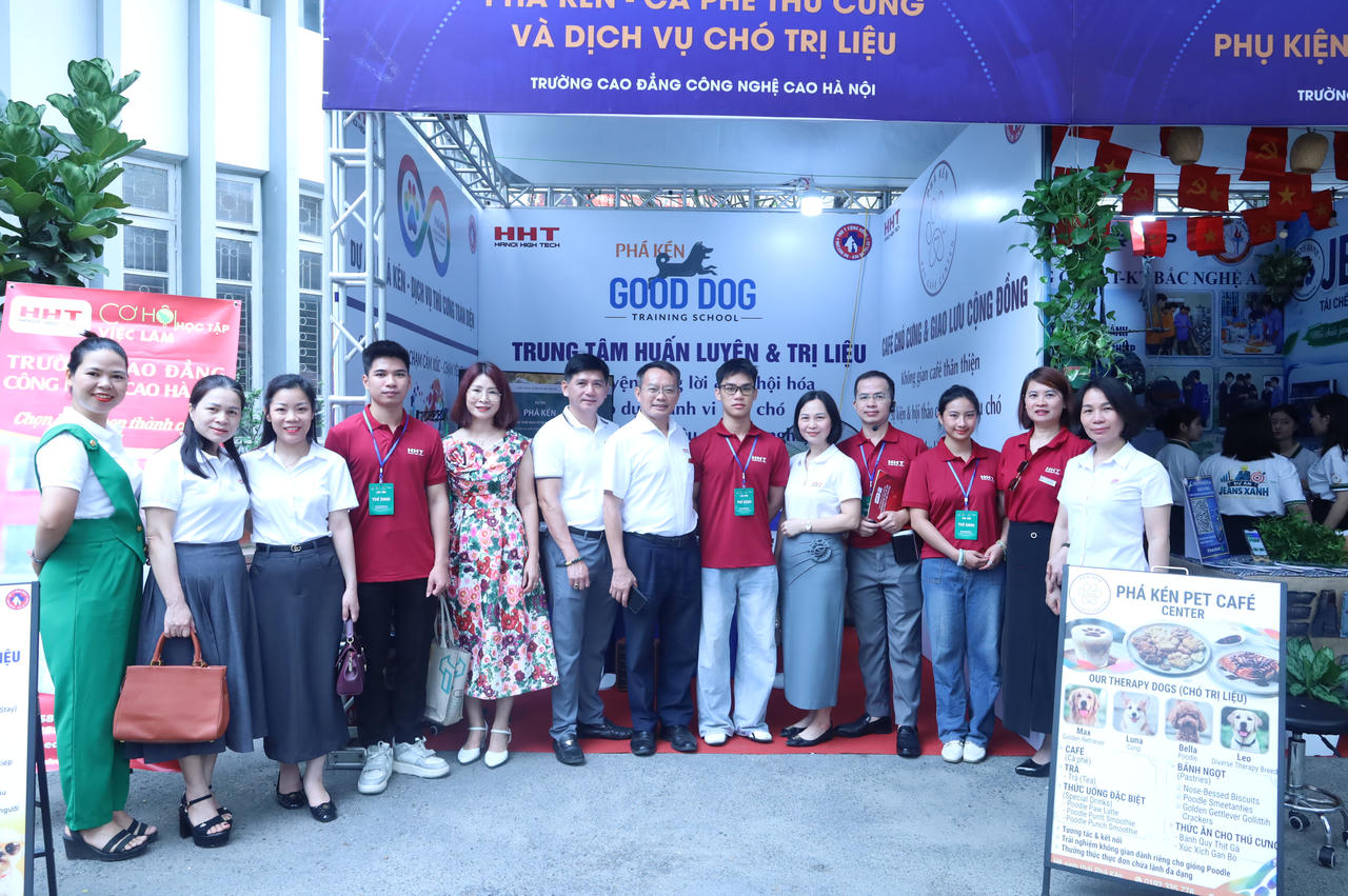 NGƯT. TS Phạm Xuân Khánh - Hiệu trưởng nhà trường tới dự khích lệ, động viên nhóm sinh viên HHT