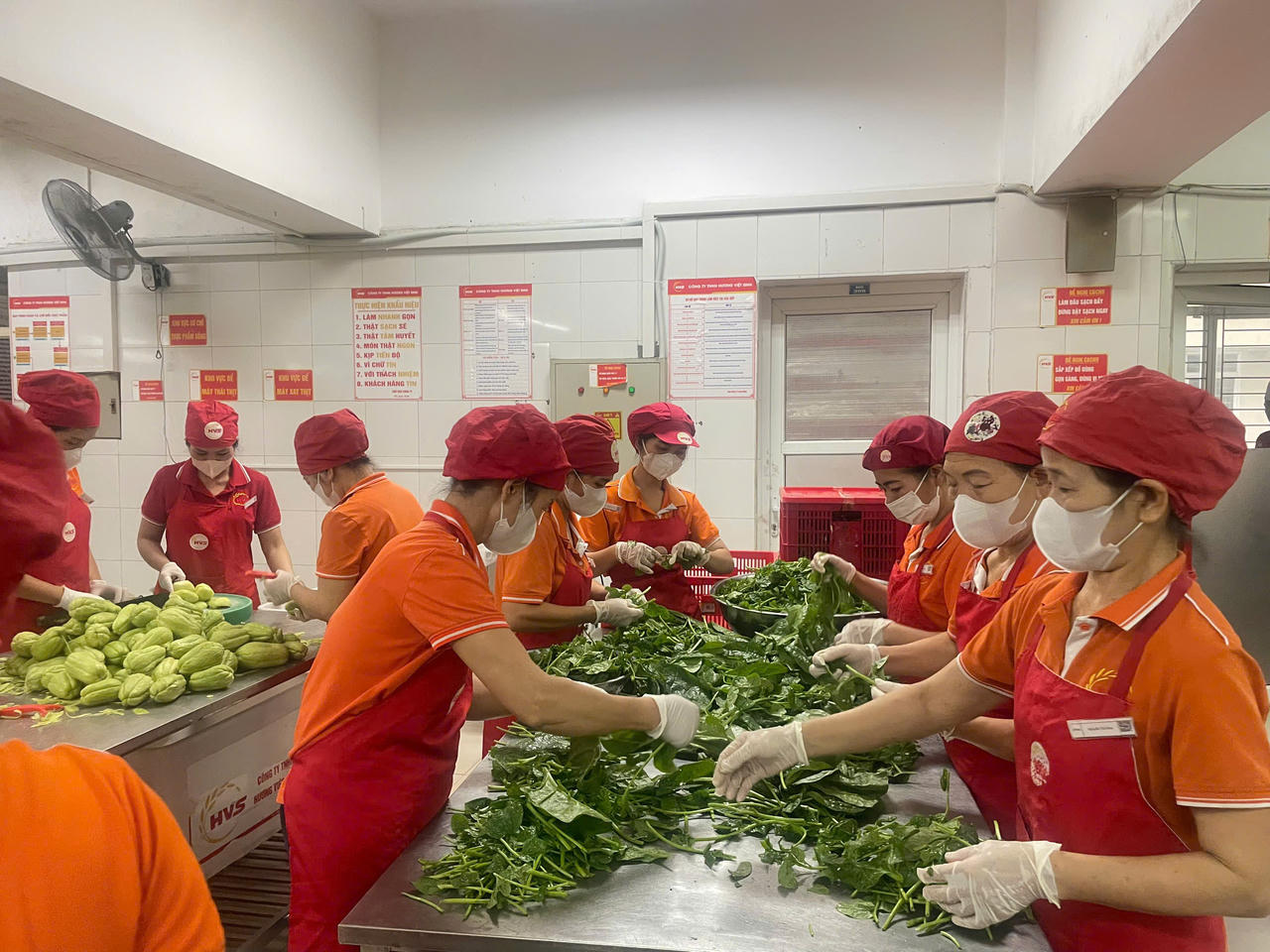 Khu vực sơ chế rau, củ, quả được kiểm tra nhằm bảo đảm quy trình chế biến sạch, an toàn và đúng quy định.