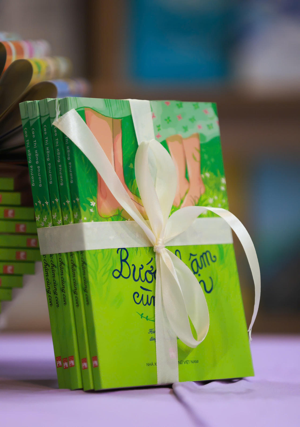 "Bước chậm cùng con": Hành trình xúc động của người mẹ có con mãi là em bé
