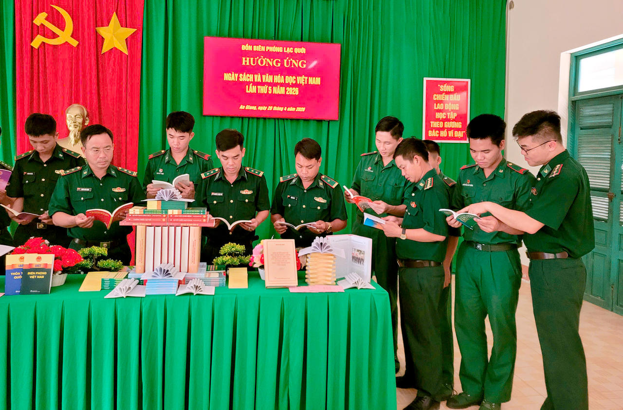 Nhiều đơn vị tổ chức trưng bày, giới thiệu sách theo chủ đề gắn với nhiệm vụ chính trị, nhiệm vụ quản lý, bảo vệ chủ quyền an ninh biên giới 