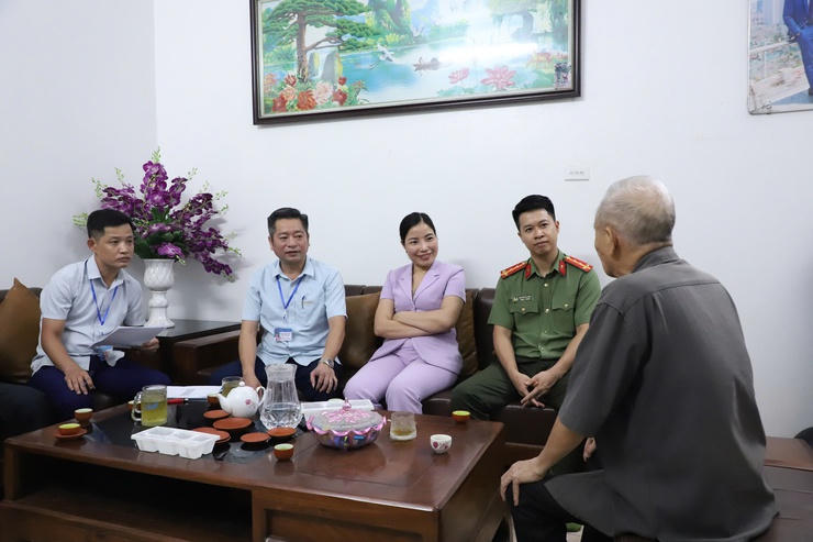 Lực lượng chức năng tuyên truyền, giải thích chính sách tới người dân.