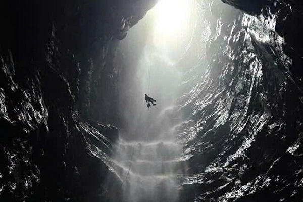 Phát hiện hang động mới có thác nước sâu khoảng 350m tại Phong Nha - Kẻ Bàng