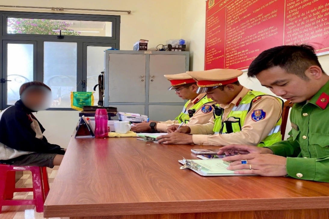 Công an Lâm Đồng liên tiếp xử lý thanh thiếu niên nẹt pô, bốc đầu xe