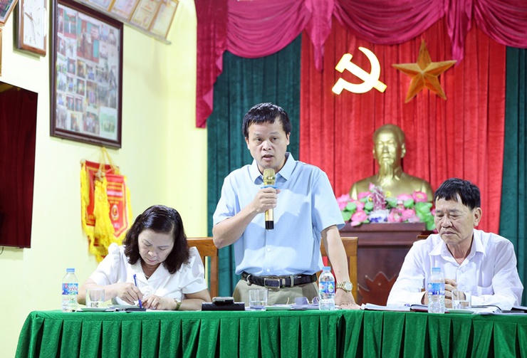 Phó Chủ tịch UBND xã Xuân Mai Trịnh Bá Thường giải đáp kiến nghị của người dân liên quan đến bồi thường, tái định cư.