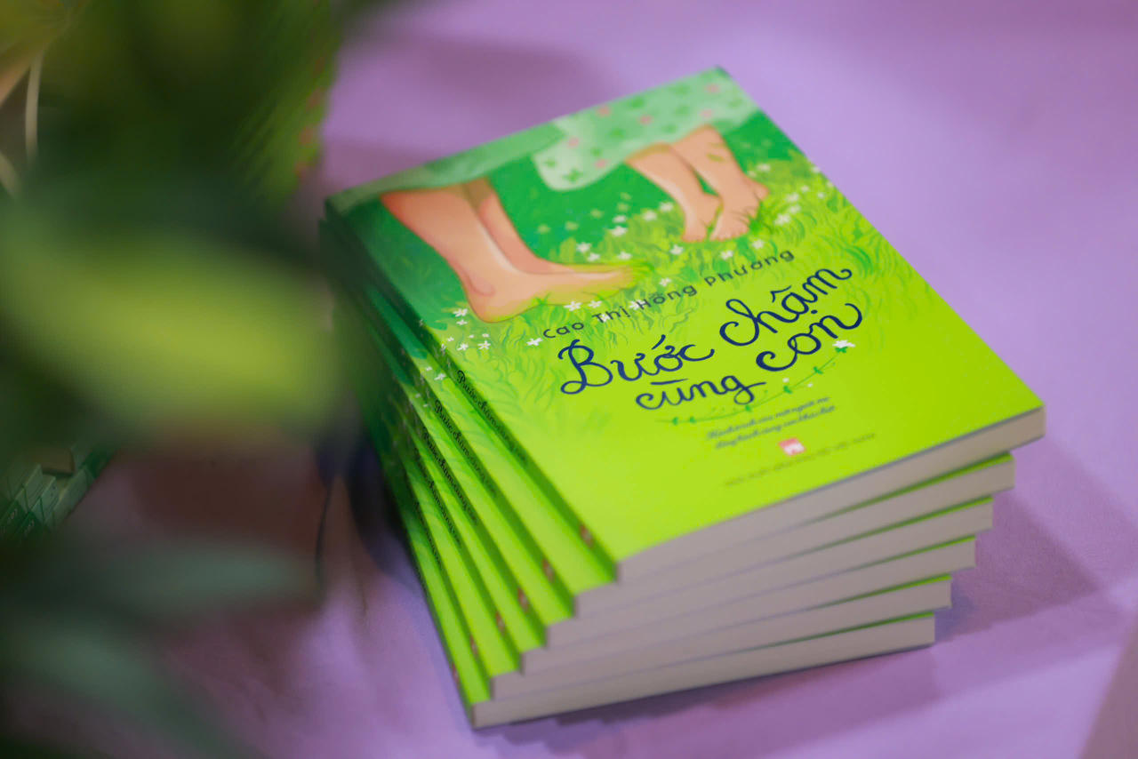 "Bước chậm cùng con": Hành trình xúc động của người mẹ có con mãi là em bé
