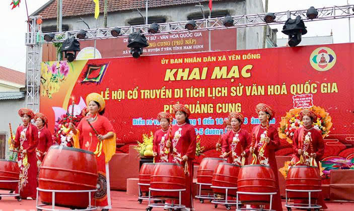 Tiết mục biểu diễn trống hội trong chương trình khai mạc.