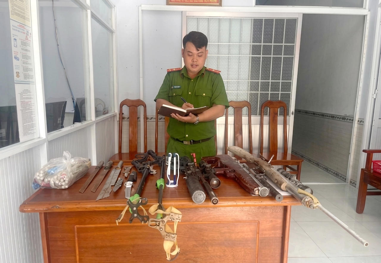 Công an xã Quách Phẩm kiểm tra, phân loại các loại vũ khí, công cụ hỗ trợ do người dân giao nộp.