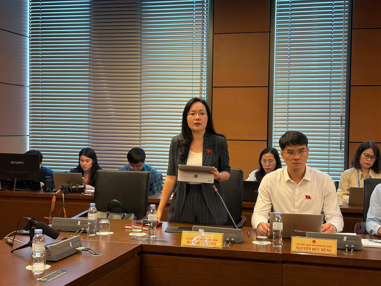 Đại biểu Đỗ Thị Việt Hà phát biểu tại phiên họp.