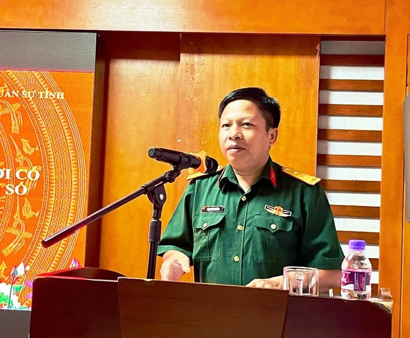 Trung tá Phạm Văn Trường, Phó Chủ nhiệm chính trị, Bộ Chỉ huy Quân sự tỉnh Thanh Hóa truyền đạt chuyên đề tại hội nghị.