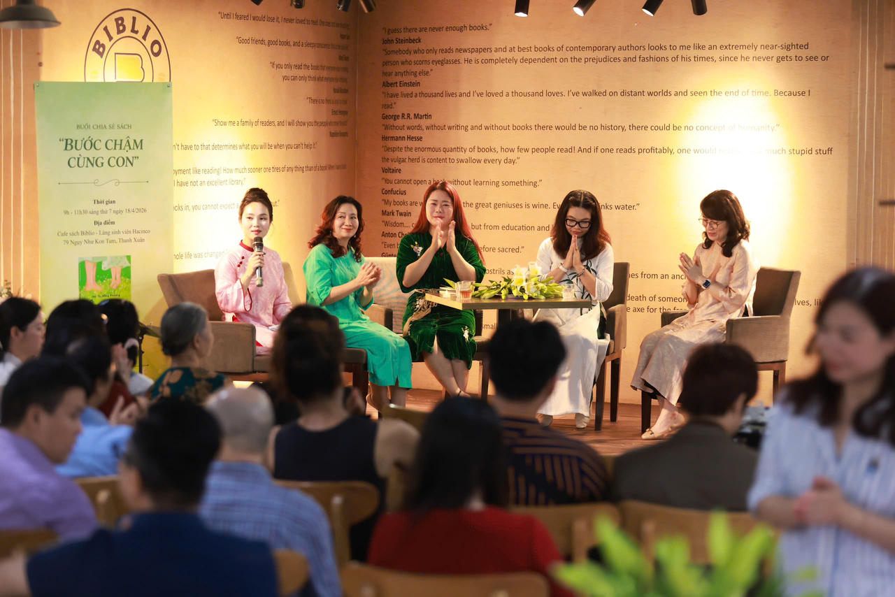 Giây phút xúc động trong buổi ra mắt cuốn sách Bước chậm cùng con.