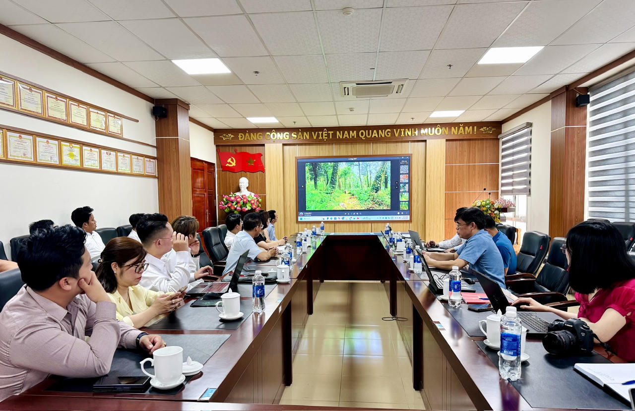 Quang cảnh buổi làm việc.