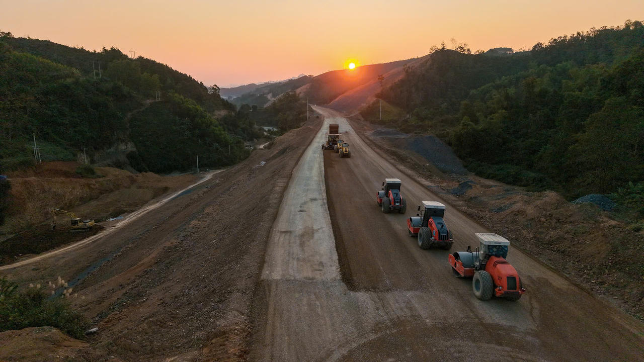 Thi công cao tốc Hữu Nghị - Chi Lăng. (Ảnh: Minh Hữu).