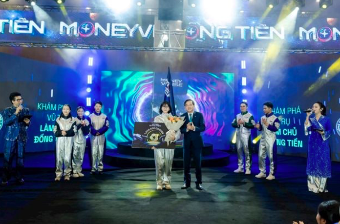 Ông Đặng Văn Tuyên - Ủy viên HĐQT BIDV trao tặng Giải thưởng 1 tỷ đồng cho Quán quân The Moneyverse mùa 2.