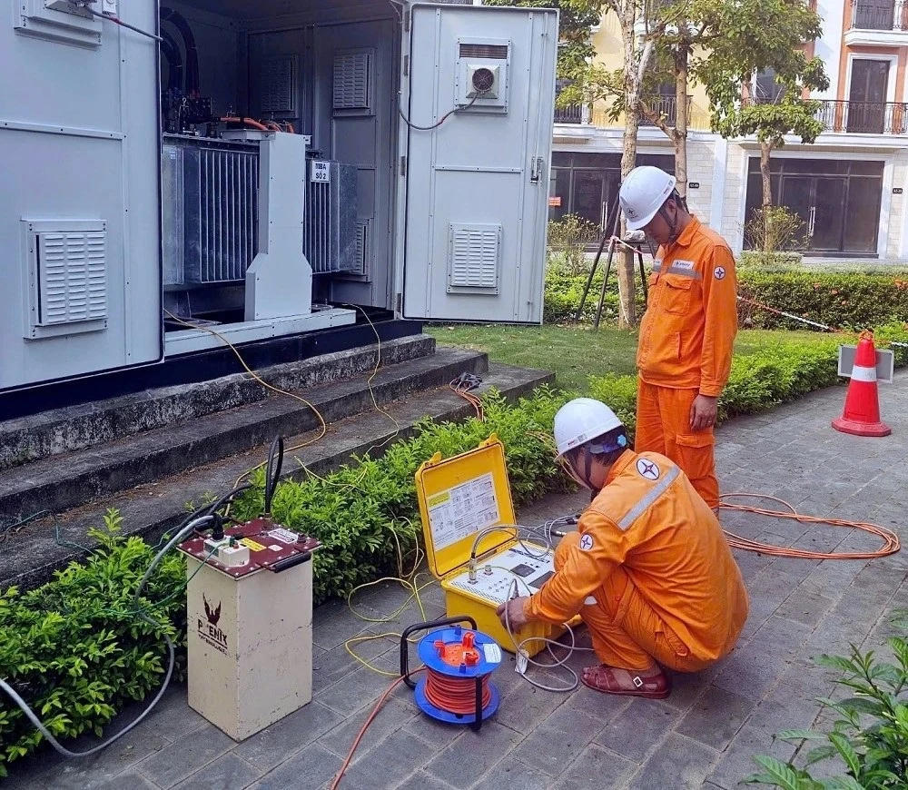 Các công nhân điện lực rà soát toàn diện hệ thống thiết bị trên địa bàn Sầm Sơn.