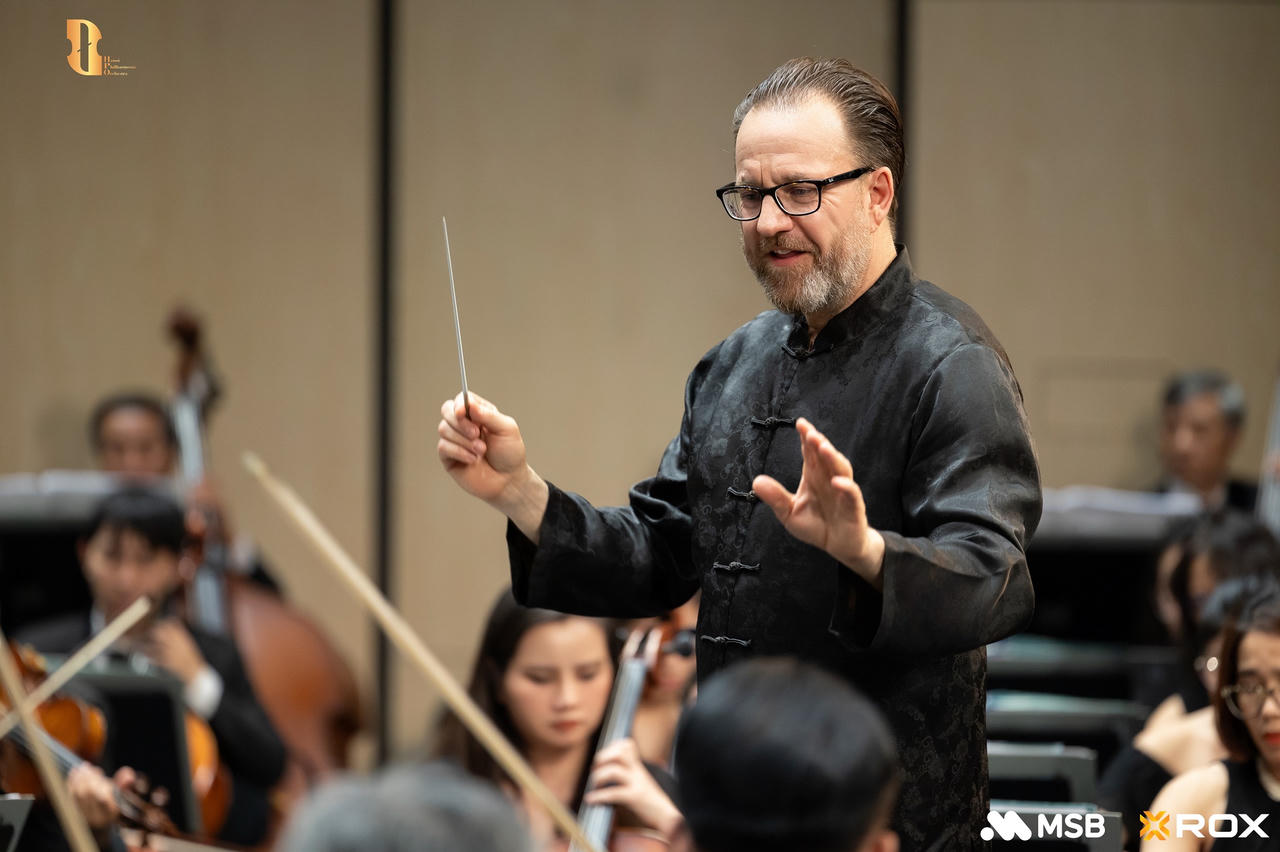 Nhạc trưởng Franz Schottky - người kể chuyện bằng cây đũa chỉ huy.