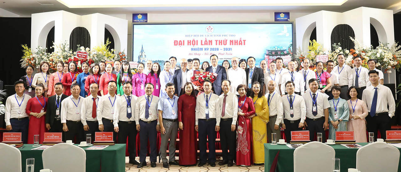Các đại biểu chụp ảnh cùng Ban Chấp hành Hiệp hội Du lịch tỉnh, nhiệm kỳ 2026 - 2031. Ảnh: Xuân Hồng