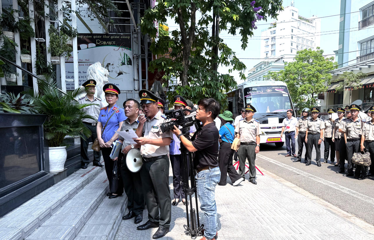 Cưỡng chế thi hành án, bàn giao khách sạn Romance (Huế) cho đơn vị trúng đấu giá