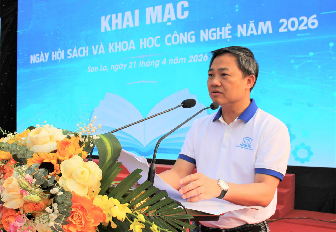 Phát biểu khai mạc, ông Nguyễn Đình Việt - Chủ tịch UBND tỉnh Sơn La nhấn mạnh: Sách không chỉ là kho tàng tri thức của nhân loại mà còn là nền tảng hình thành tư duy, nuôi dưỡng khát vọng và phát triển con người. Đối với Sơn La, địa bàn miền núi còn nhiều khó khăn, việc đưa sách đến gần người dân được xác định là giải pháp căn bản để nâng cao dân trí, thu hẹp khoảng cách phát triển.