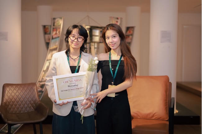 Hình ảnh chị Nguyễn Huyền Trang - Trưởng Ban Tổ Chức triển lãm “Film Gặp Thời”. (Ảnh: Film Gặp Thời).