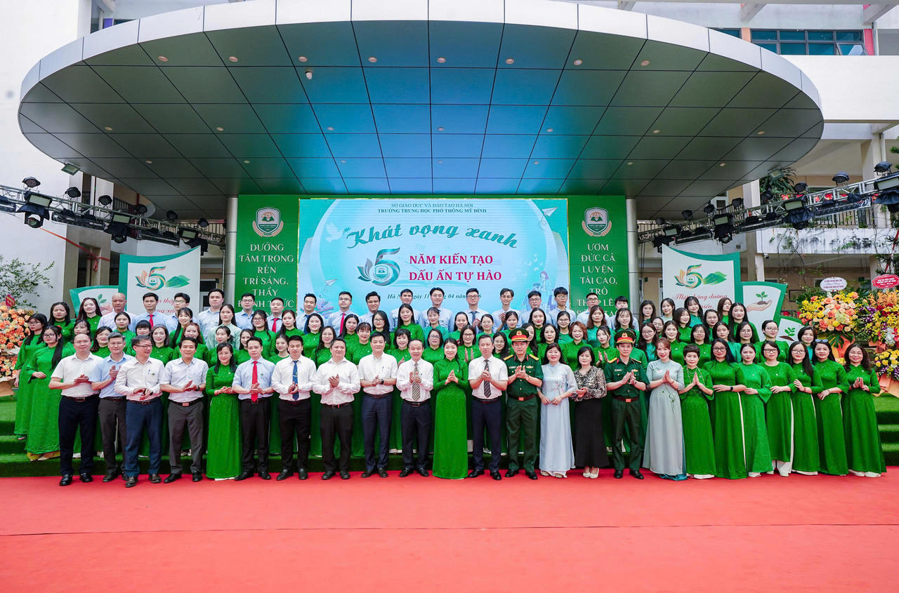 Phó Giám đốc Sở Giáo dục và đào tạo Nguyễn Quang Tuấn chụp ảnh lưu niệm cùng Ban Giám hiệu Nhà trường, các vị đại biểu, các Thầy cô giáo THPT Mỹ Đình