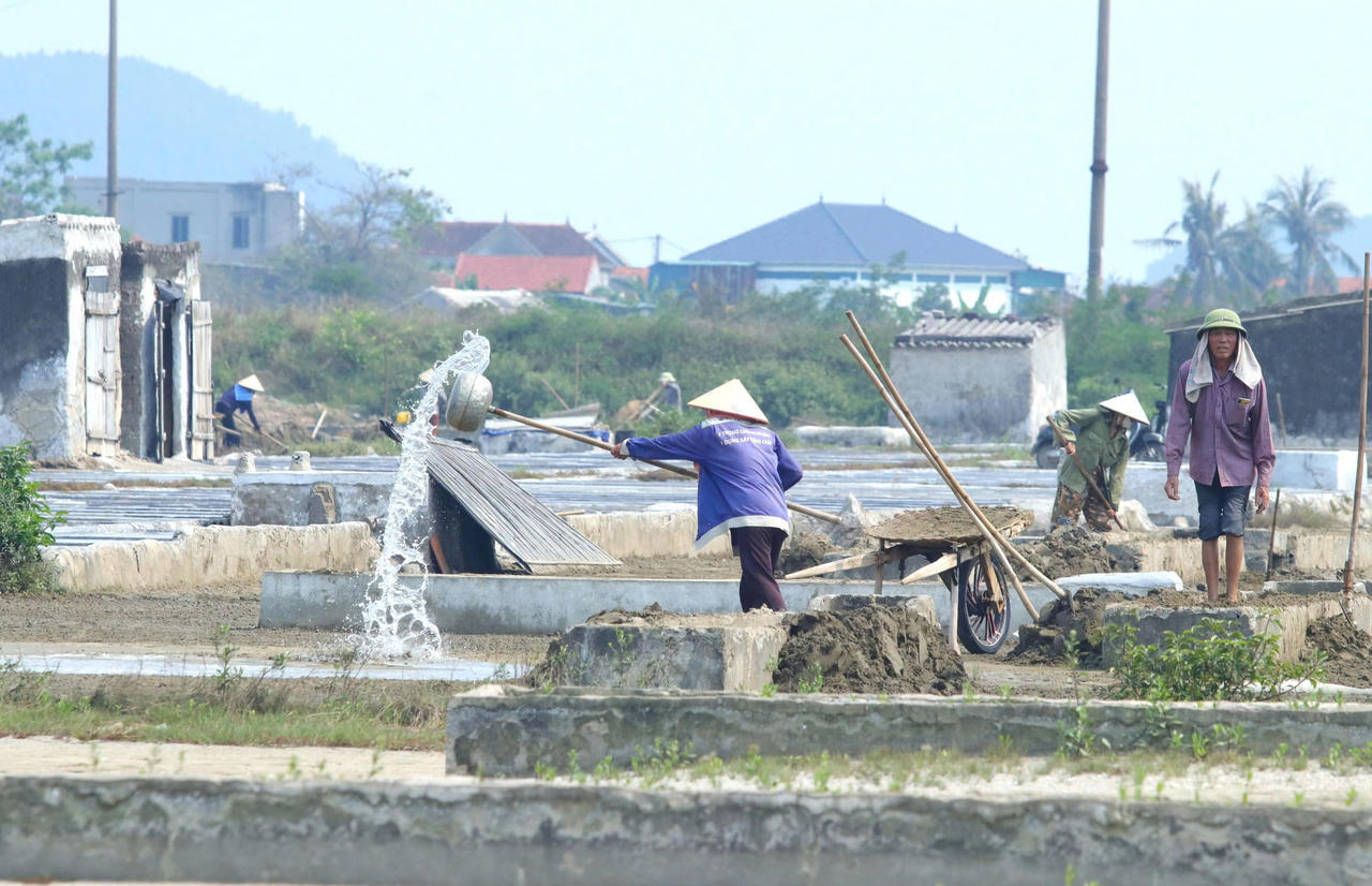 Diêm dân Xứ Nghệ cần mẫn “phơi nắng” mưu sinh