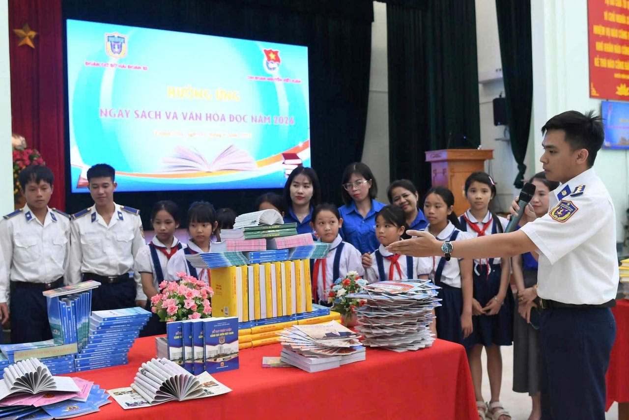 Cán bộ Hải đoàn 32 giới thiệu sách hay.