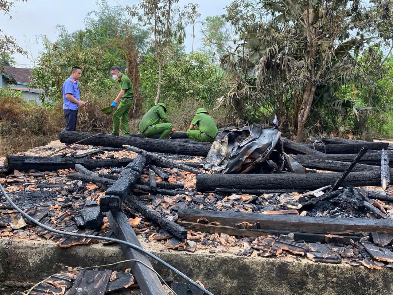 Lực lượng chức năng khám nghiệm hiện trường vụ cháy. (Ảnh: Viện Kiểm sát nhân dân khu vực 2)