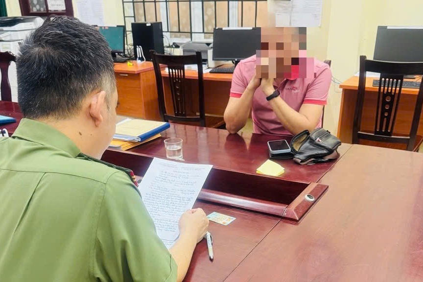 Công an phường Chương Mỹ làm việc với ông T.Đ.Q. (Ảnh: CAHN)